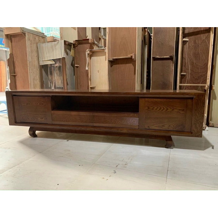 Kệ TV gỗ sồi chân quỳ màu óc chó 2m2