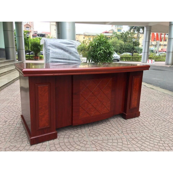 Bàn giám đốc 2m, 2 cục trang trí, mặt họa tiết ô trám