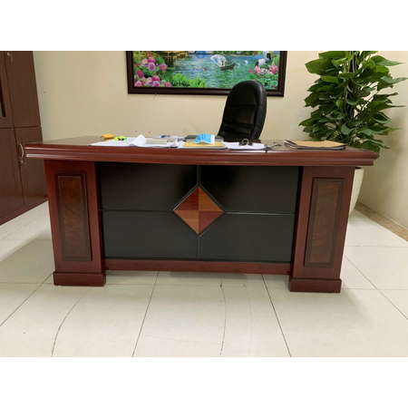 Bàn giám đốc m6, 2 cột trang trí