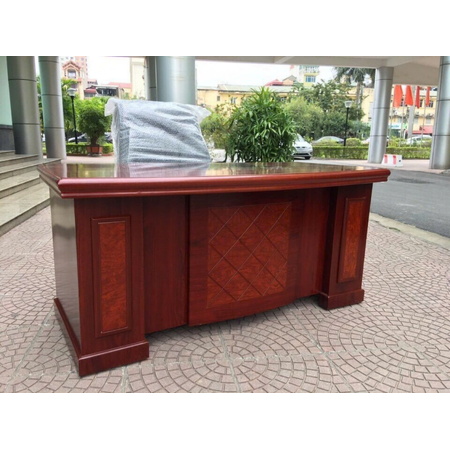 Bàn giám đốc 2m, 2 cục trang trí, mặt họa tiết ô trám