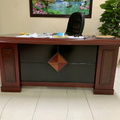 Bàn giám đốc m6, 2 cột trang trí